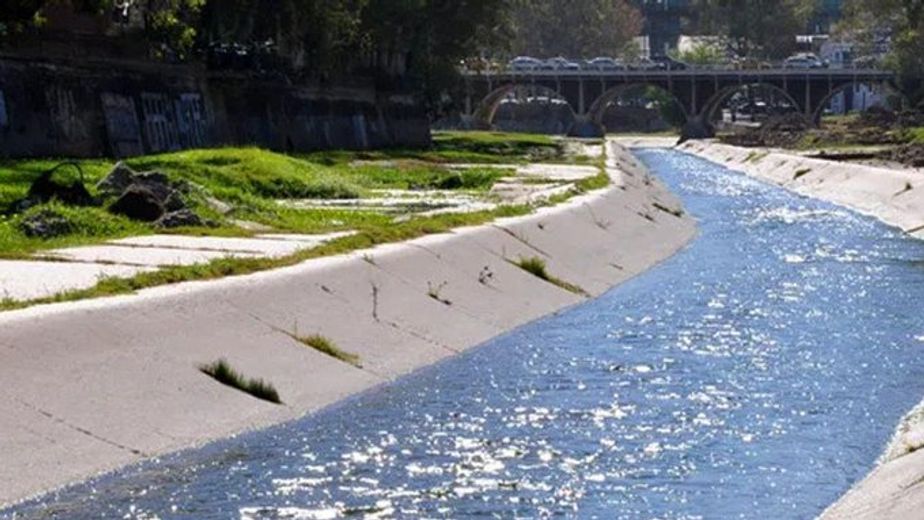 Córdoba: una mujer cayó al río Suquía y fue rescatada por vecinos