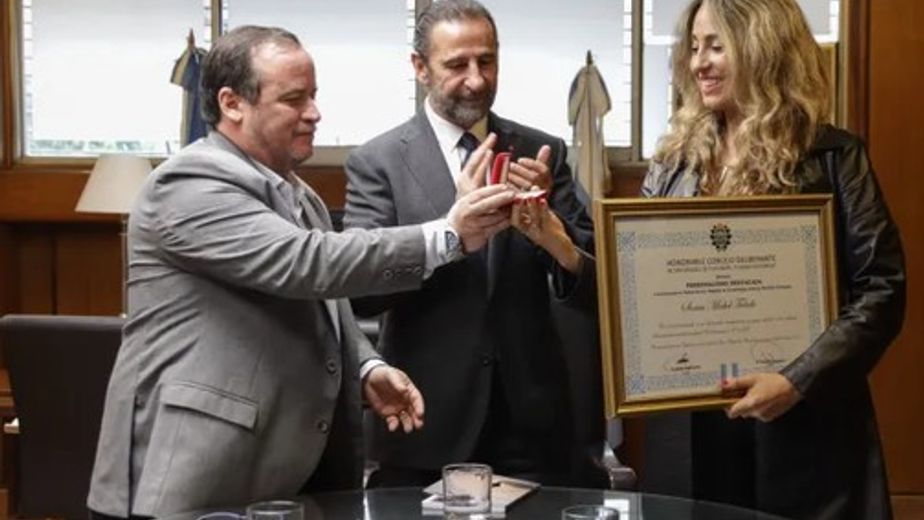 El Concejo distinguió a la autora de “El Laberinto del Cuidado”