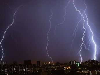 Expertos recomiendan no bañarse ni lavar los platos bajo actividad de tormenta eléctrica: cuáles son los motivos