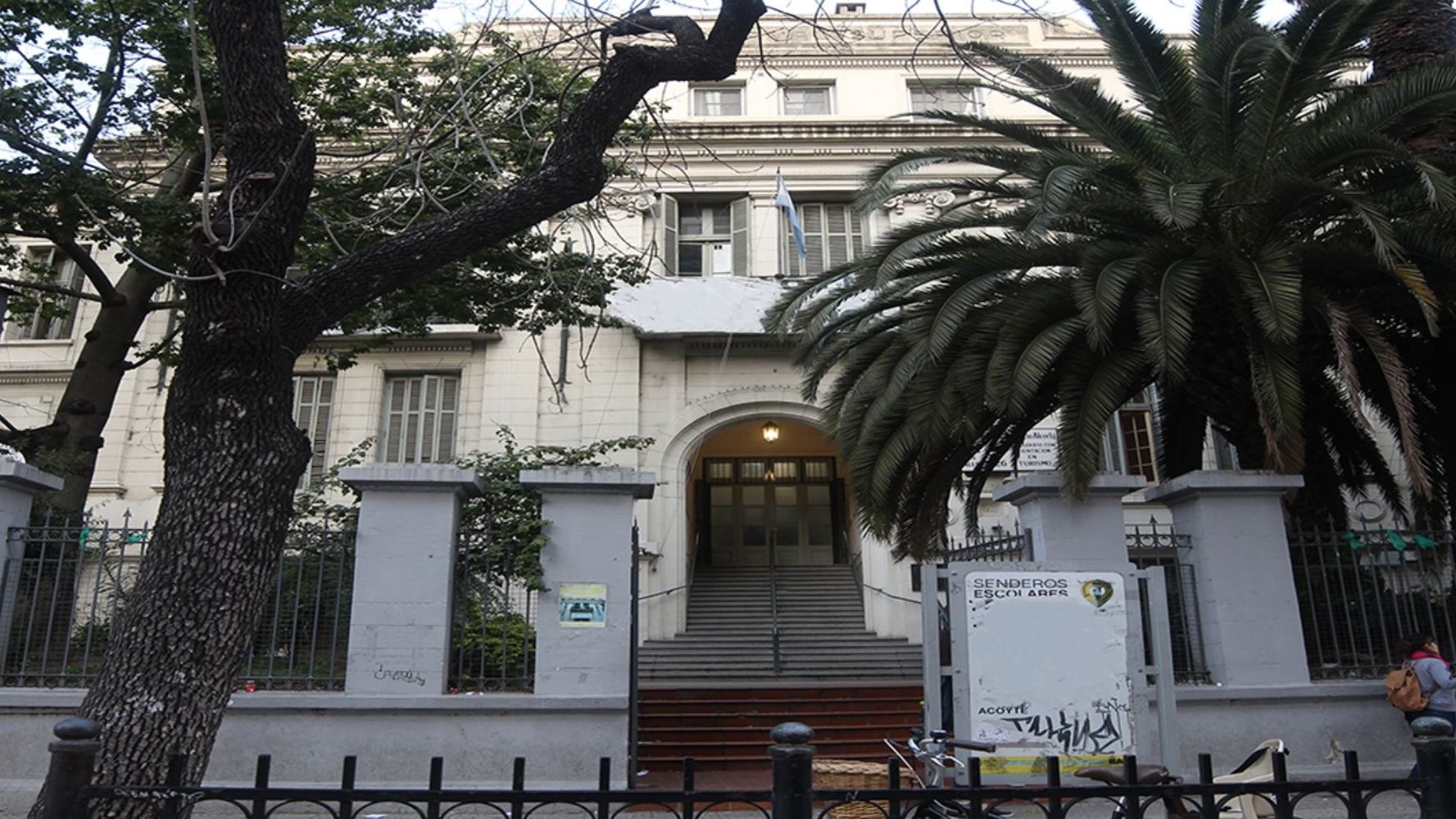 Personas intoxicadas por gas pimienta en la Escuela Normal N° 4.