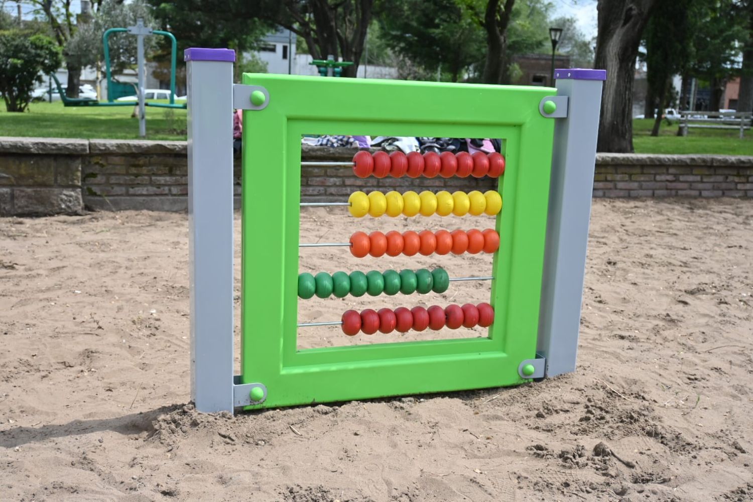 Se inauguraron los nuevos juegos de la Plaza del Árbol