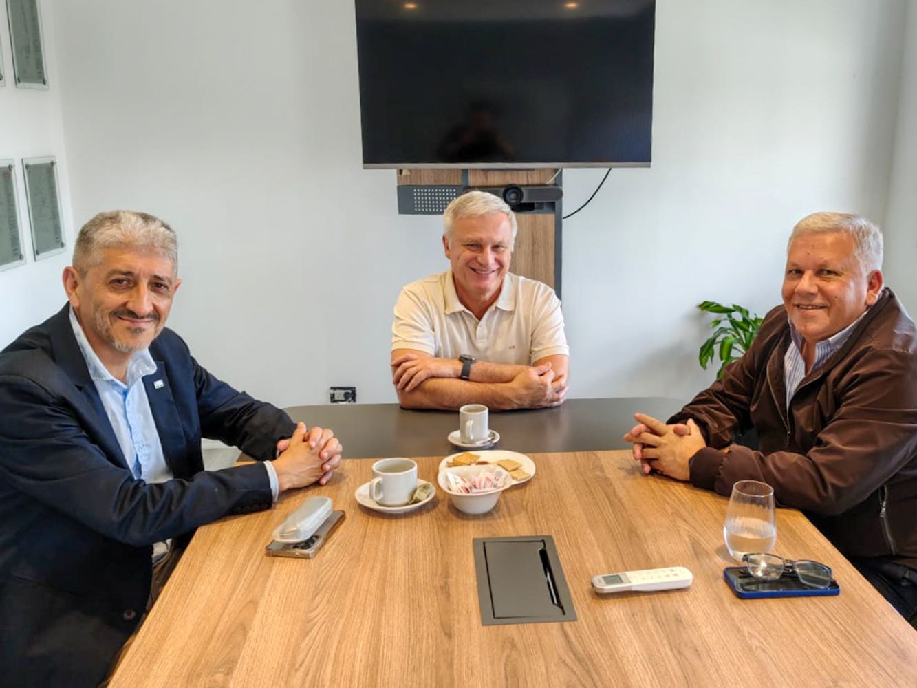Intendente Gustavo Benedetti junto al ministro de Cooperativas y Mutuales de la Provincia de Córdoba, Gabriel Frizza.