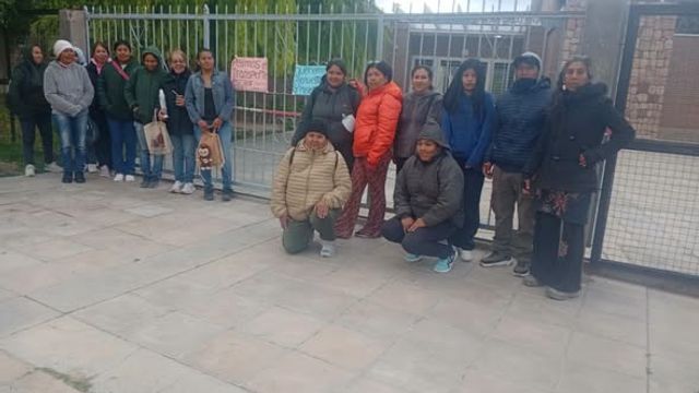 Unos 20 padres sostienen la toma en Hualfín: el transporte escolar lleva 15 días suspendido y las familias hablan de una deuda de cuatro meses.