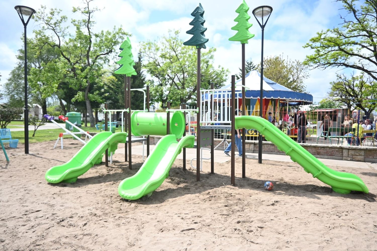 Se inauguraron los nuevos juegos de la Plaza del Árbol