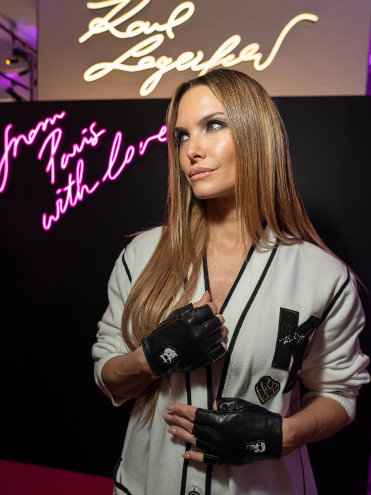 Cárdigan tejido, guantes mitones y botas de gamuza: Sofía Zámolo deslumbró con un look urbano tributo a Karl Lagerfeld