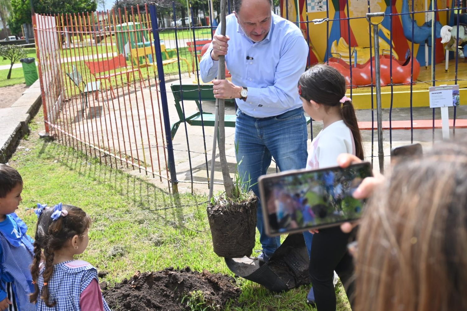 Se inauguraron los nuevos juegos de la Plaza del Árbol