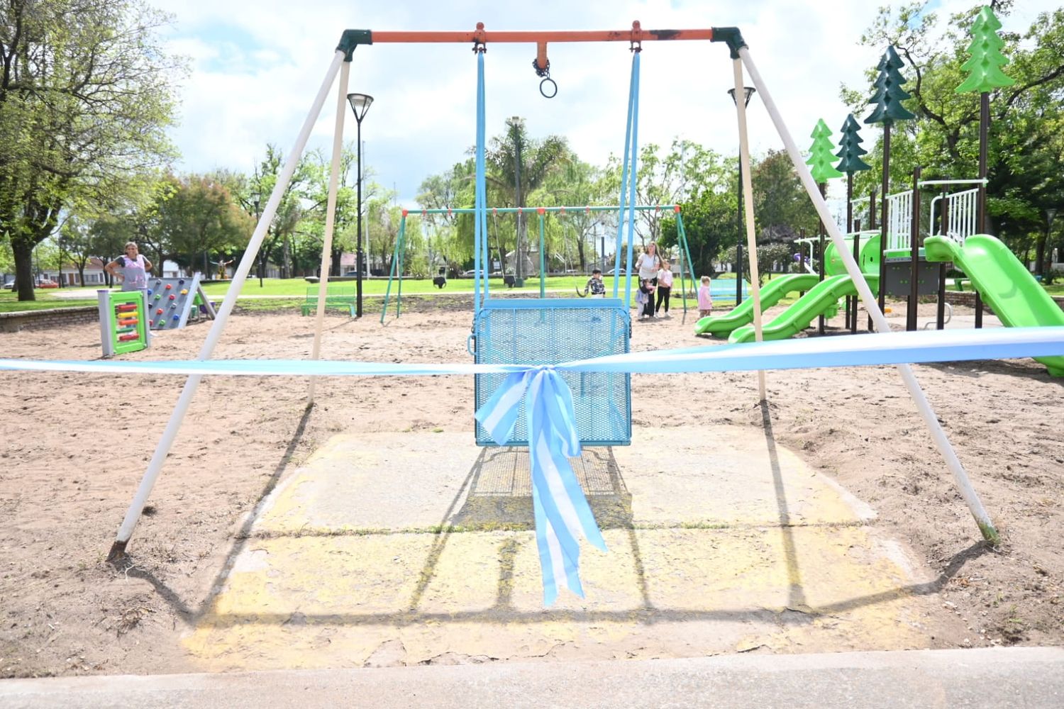 Se inauguraron los nuevos juegos de la Plaza del Árbol