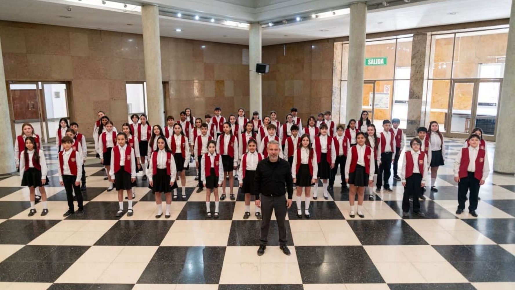 Santiago Serna, director del Coro de Niños Cantores.