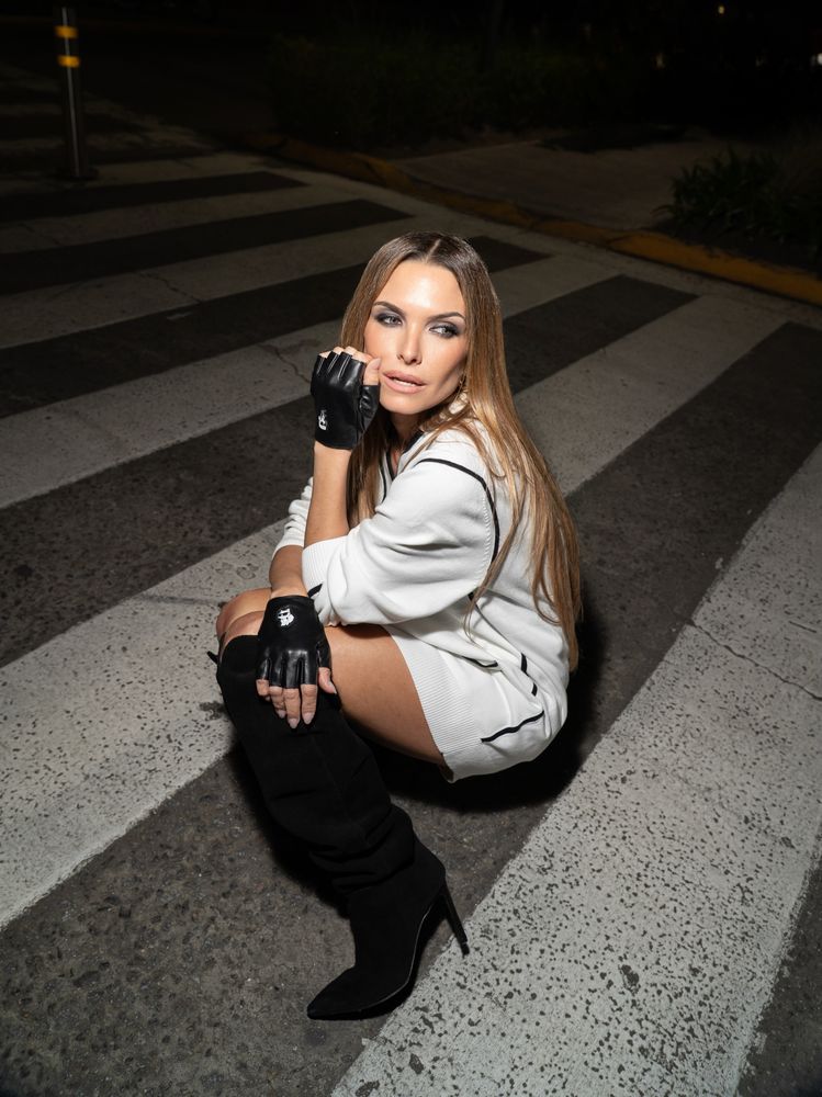 Cárdigan tejido, guantes mitones y botas de gamuza: Sofía Zámolo deslumbró con un look urbano tributo a Karl Lagerfeld