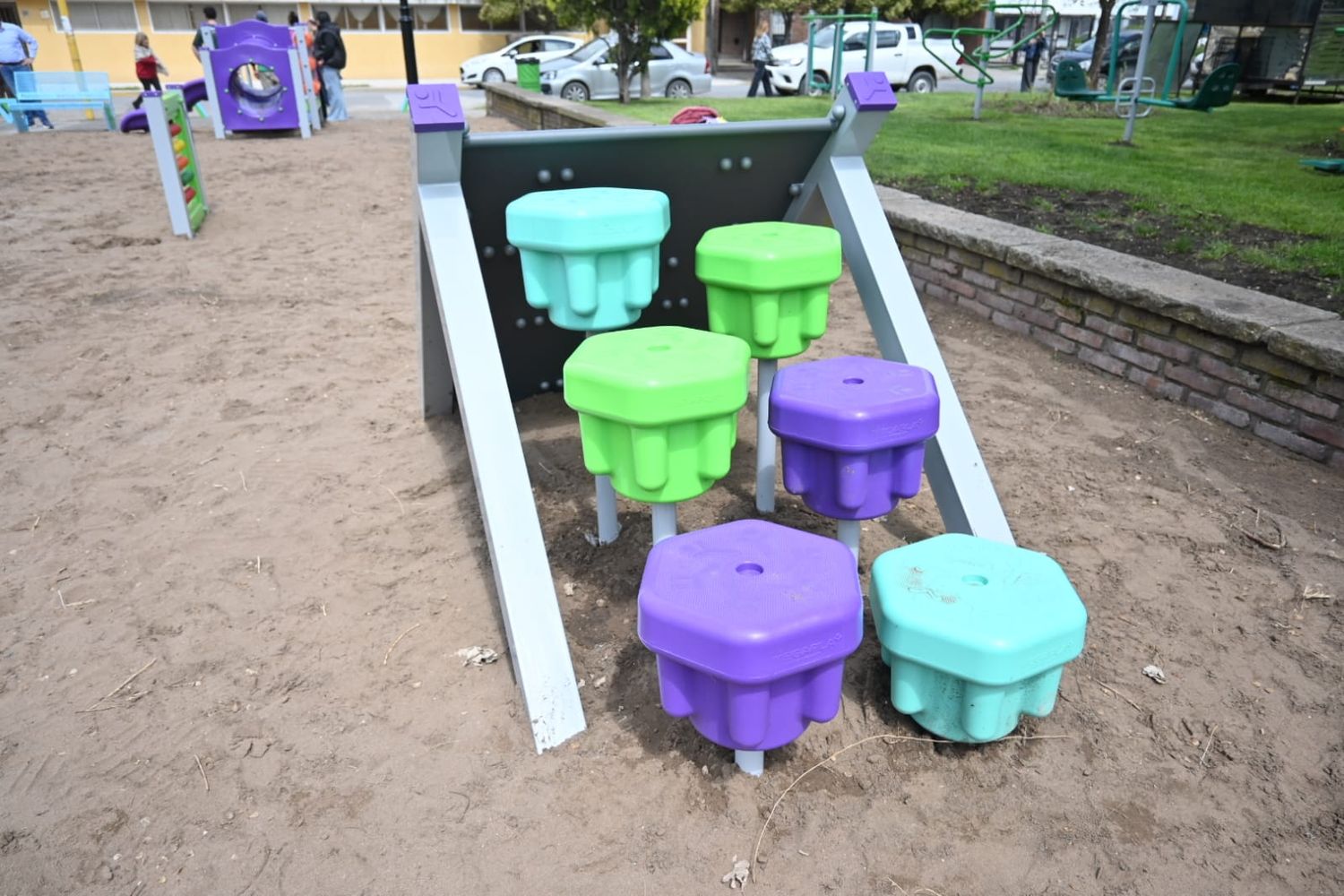 Se inauguraron los nuevos juegos de la Plaza del Árbol