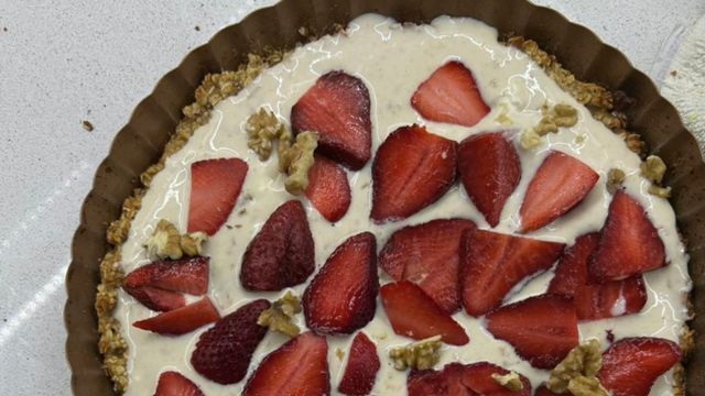 Tarta de frutillas versión saludable: la receta sin azúcar, sin manteca y con fibra, ideal para la merienda o el postre