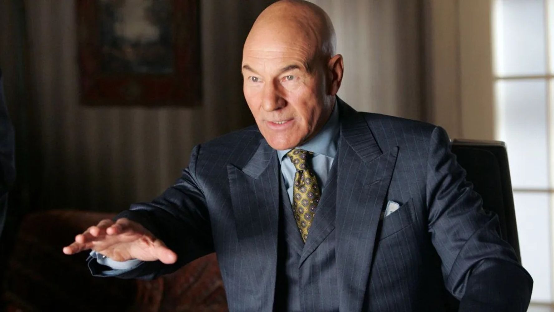 Patrick Stewart debutó como el profesor X en la película X-Men de 2000.