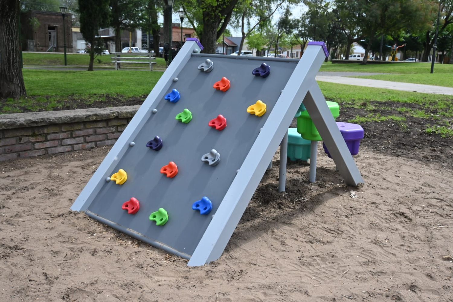 Se inauguraron los nuevos juegos de la Plaza del Árbol