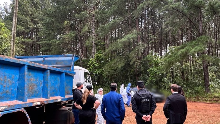 Doble crimen en Los Helechos: recolectaron documentos y buscan pistas sobre el ataque