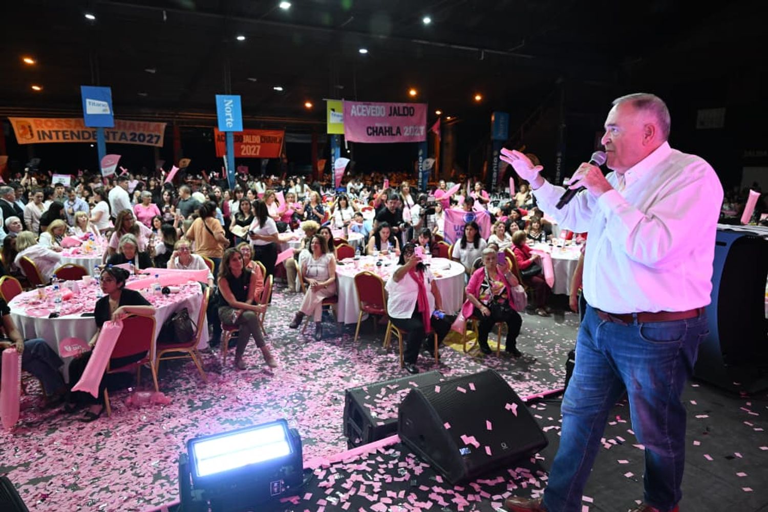 El gobernador Osvaldo Jaldo durante su discurso en el cierre de “Octubre Rosa”, en el Club Central Córdoba.