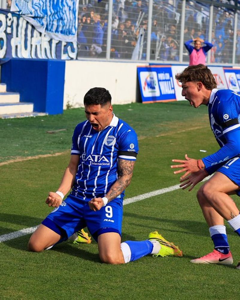 El goleador cordobés Martín Pino, ex Instituto, finalista por el ascenso con Godoy Cruz.