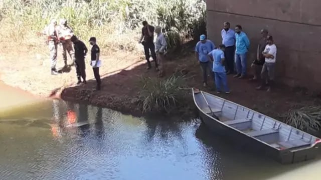 Se encontraba bajo el agua del arroyo El Falso y en este momento trabajan en el rescate del cuerpo de Carlos Monjes.