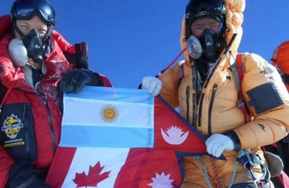 Un cordobés hizo cumbre dos veces en el Everest.