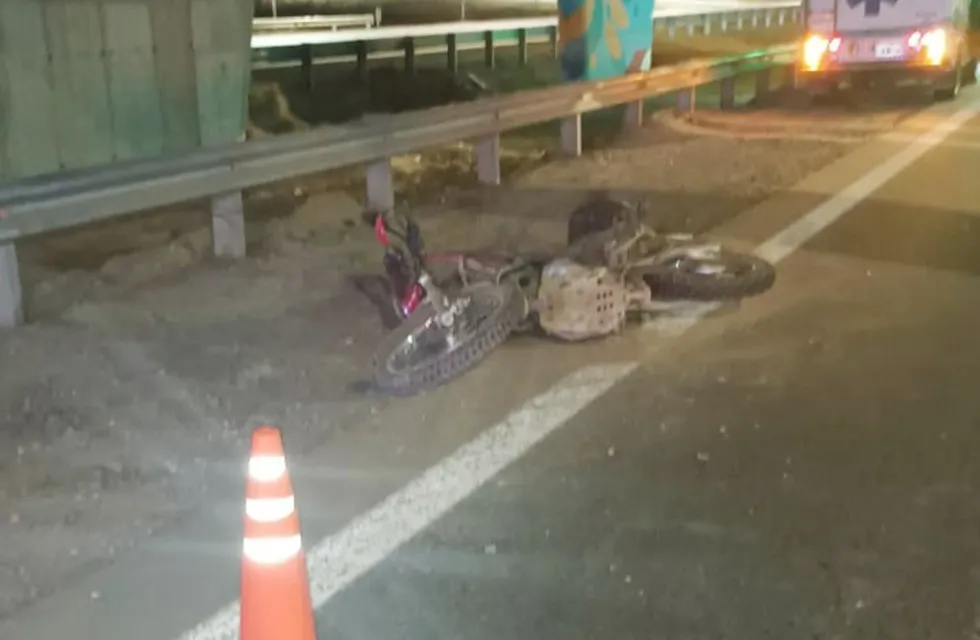 La motocicleta del joven atropellado en la avenida Circunvalación.