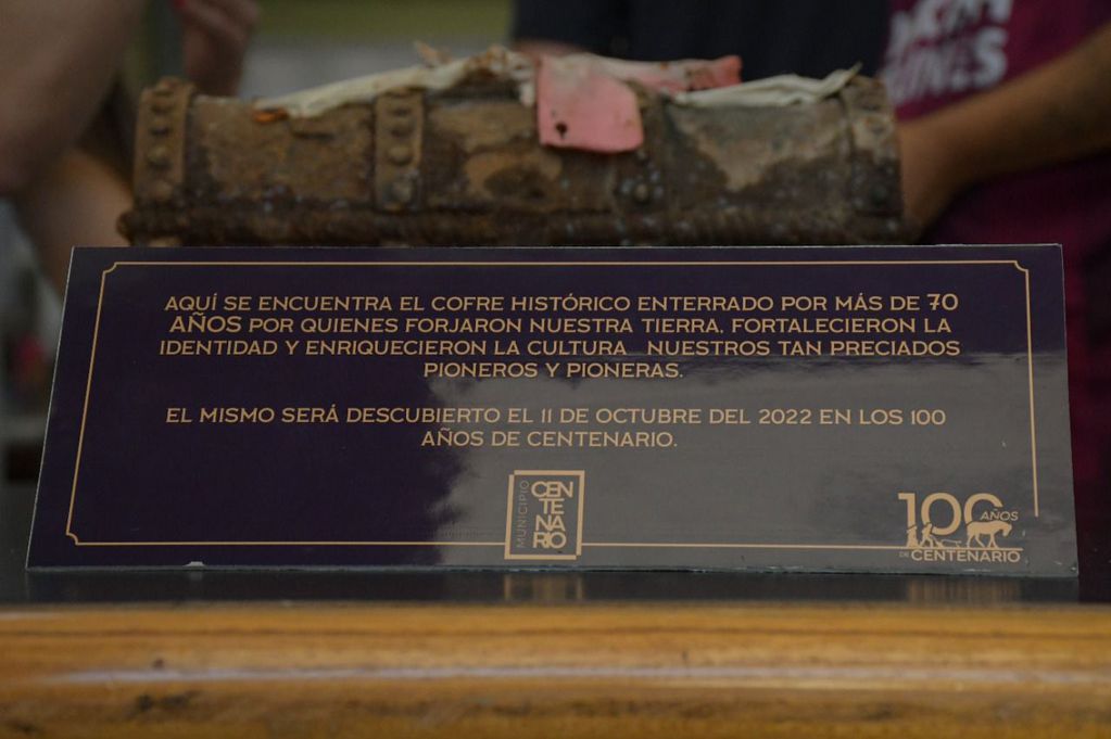 El cofre permanece exhibido en el hall del palacio municipal y será abierto el próximo 11 de octubre, día en que la ciudad de Centenario cumple 100 años.