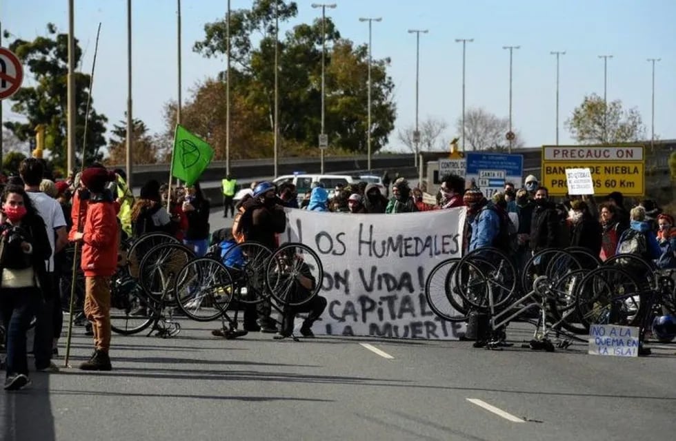 Manifestantes cruzaron el puente Rosario - Victoria exigiendo el fin de las quemas