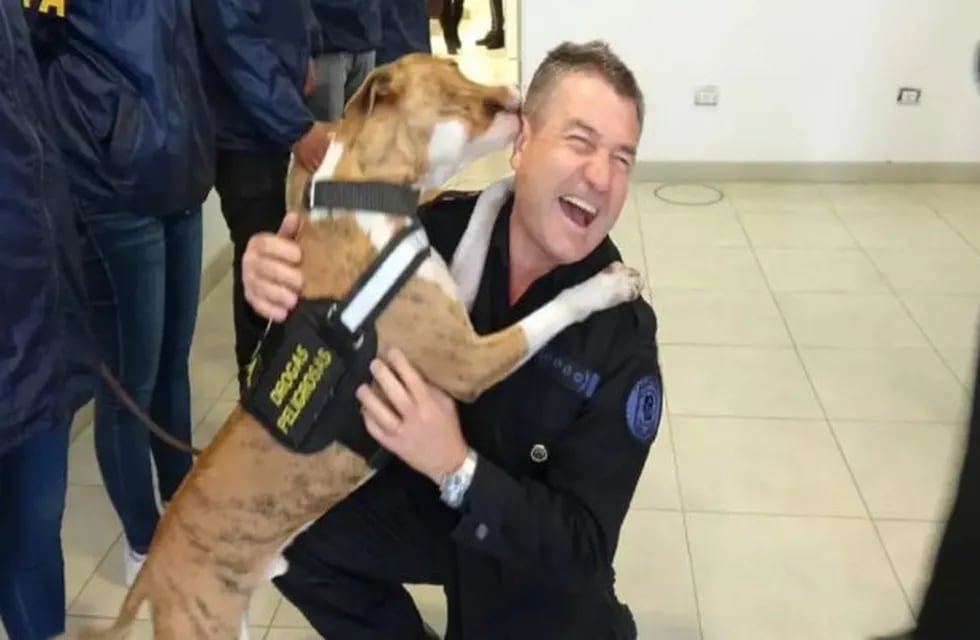El comisario general Néstor Roncaglia y el perro Chizzo (Foto: captura video)