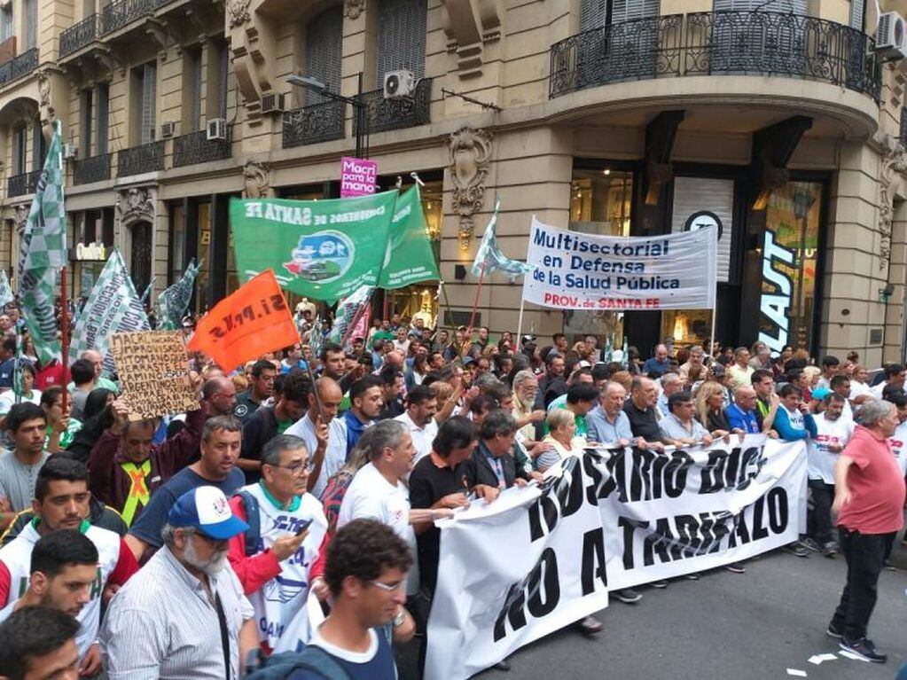 Una multitud en la Marcha de las Antorchas de Rosario
