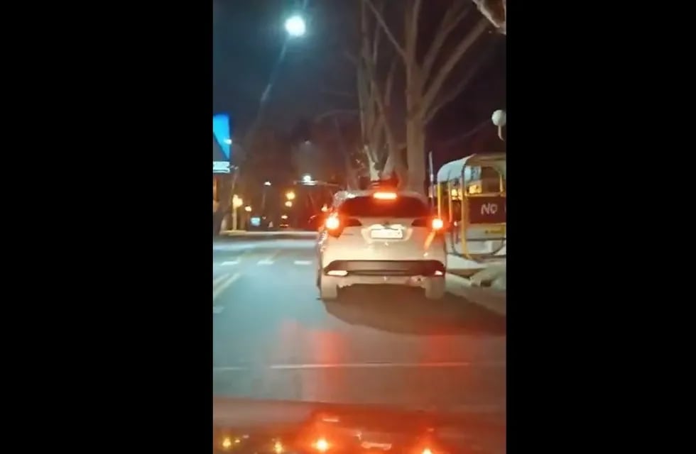 Video: una mendocina ebria chocó a un auto, intentó escapar, la persiguieron y quedó detenida