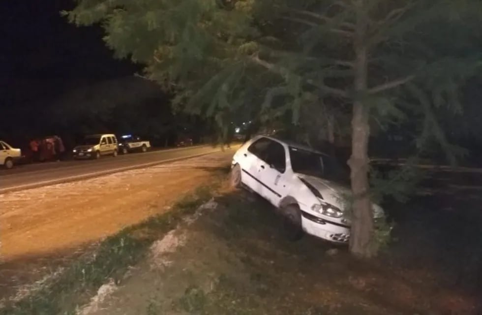 El choque ocurrió en la Ruta 5 y una camioneta hizo chocar a un auto contra un árbol. (Policía)
