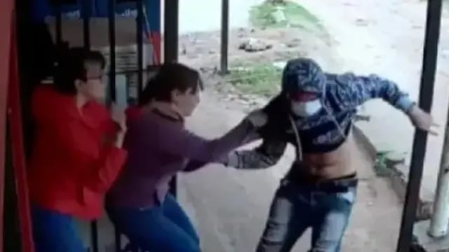 Madre e hija se enfrentaron a dos ladrones que quisieron robar en su kiosco