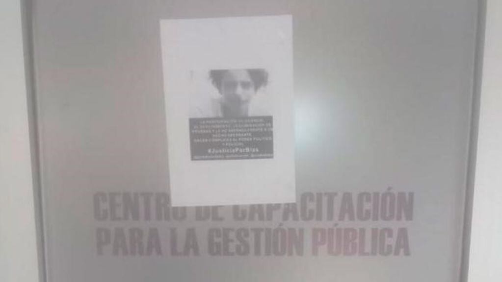 Los carteles fueron pegados en varias oficinas de El Panal.