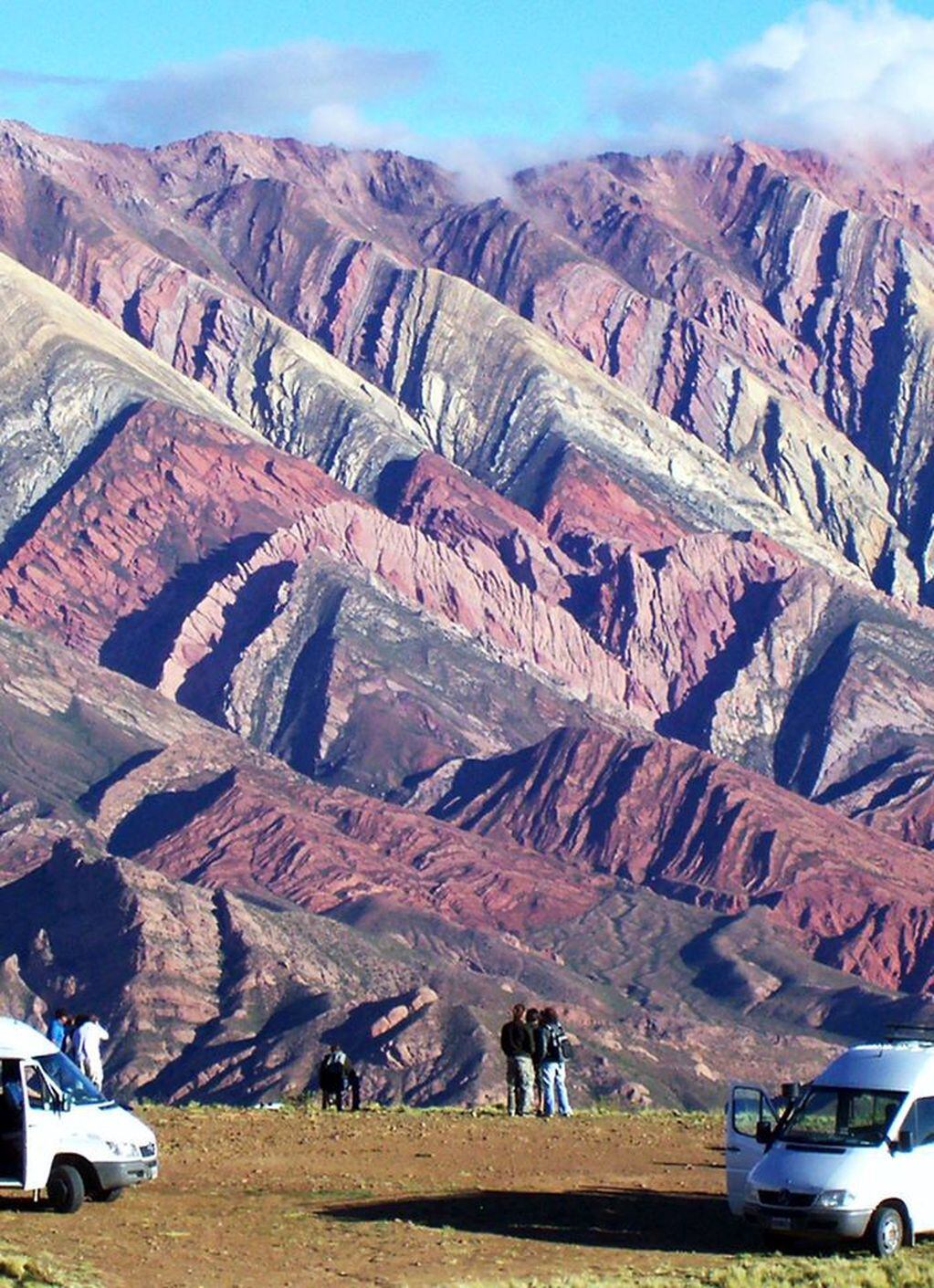 Viajeros de todas las latitudes se maravillan con la vista en la serranía del Hornocal, en Humahuaca.