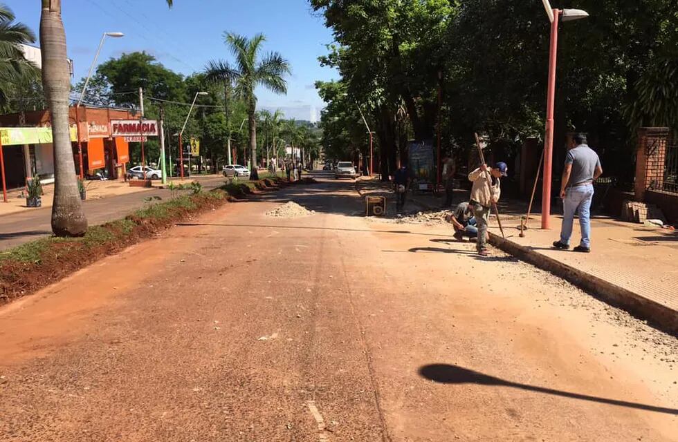 Continúan las obras de ensanchamiento en la avenida Victoria Aguirre en Puerto Iguazú.
