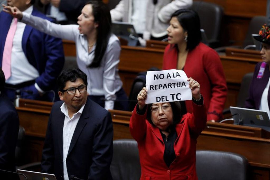 Congresistas peruanos protestaron este lunes durante una sesión en la que el Gobierno espera tramitar la propuesta que busca reformar el proceso para elegir a los magistrados del Tribunal Constitucional, en Lima. EFE/Paolo Aguilar.