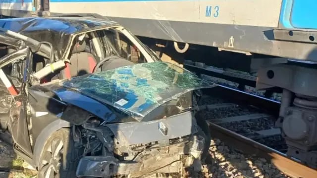 Ramos Mejía.  Un auto fue embestido por el tren y murió una joven de 19 años.