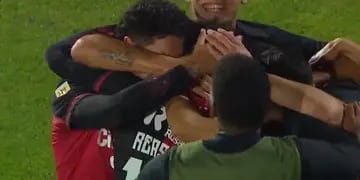 Todos los abrazos para Reasco, de Newell's en el empate parcial ante Talleres en Rosario