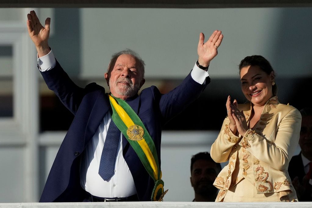 Presidente. Lula da Silva junto a su esposa Rosângela. (AP / Silvia Izquierdo)