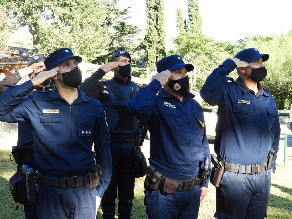 Efectivos de la Policía de la Provincia de Córdoba en el acto por el 173° Aniversario de la localidad vecina de Tanti.