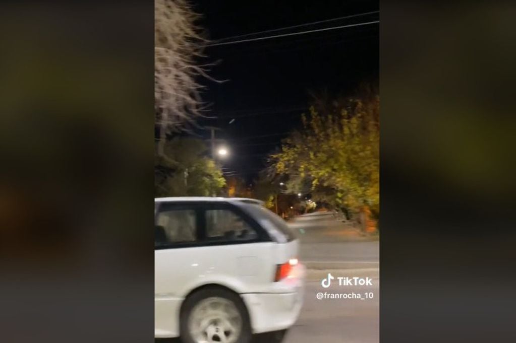 Un curioso “auto fantástico” paseó por las calles de Mendoza, llamó la atención de un conductor y se volvió viral