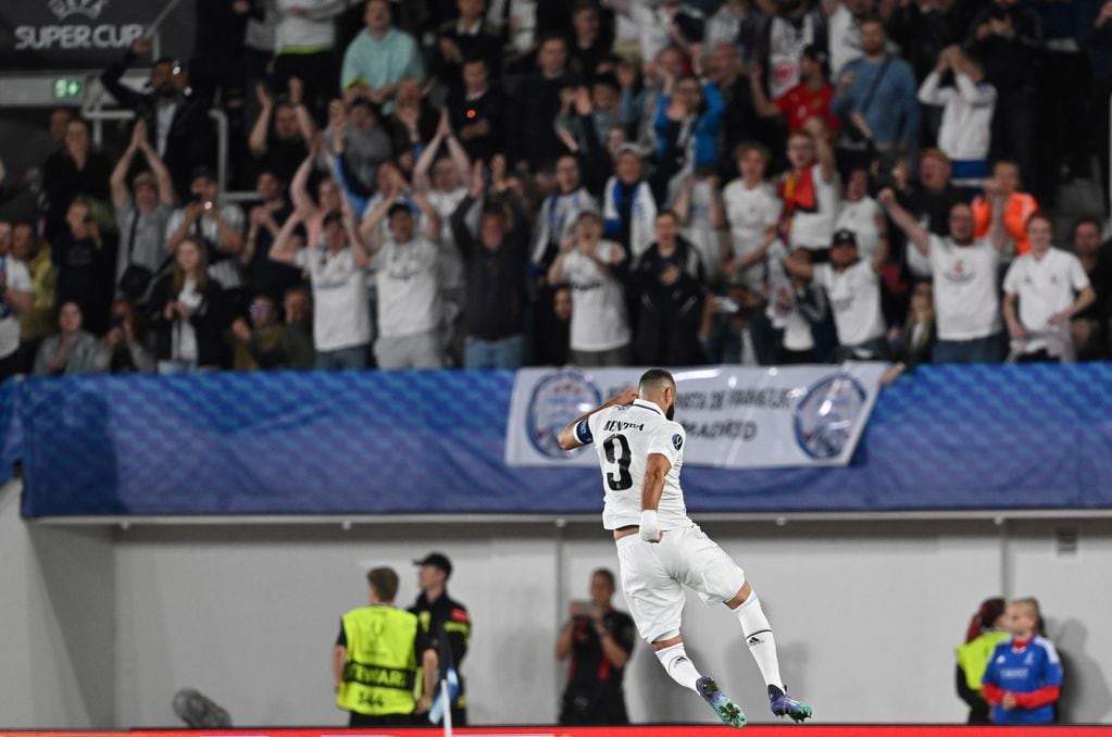 Karim Benzema anotando un gol por la Supercopa de Europa. (DPA)
