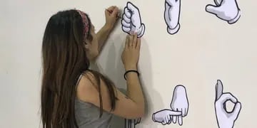 Lengua de Señas Argentina: pintaron un mural inclusivo en la Escuela 502