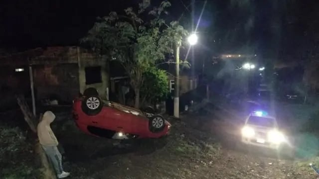 En reversa, conductor despistó su vehículo en Eldorado