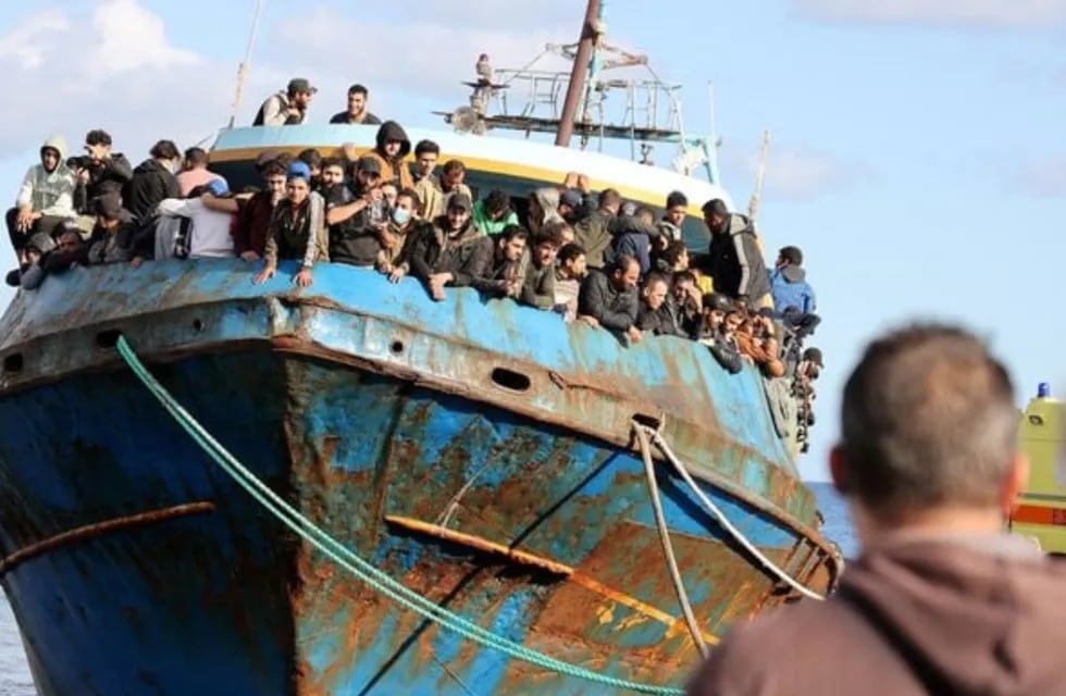 Drama en el Mediterráneo: se hundió un barco con refugiados frente a Grecia y hay más de 50 muertos.