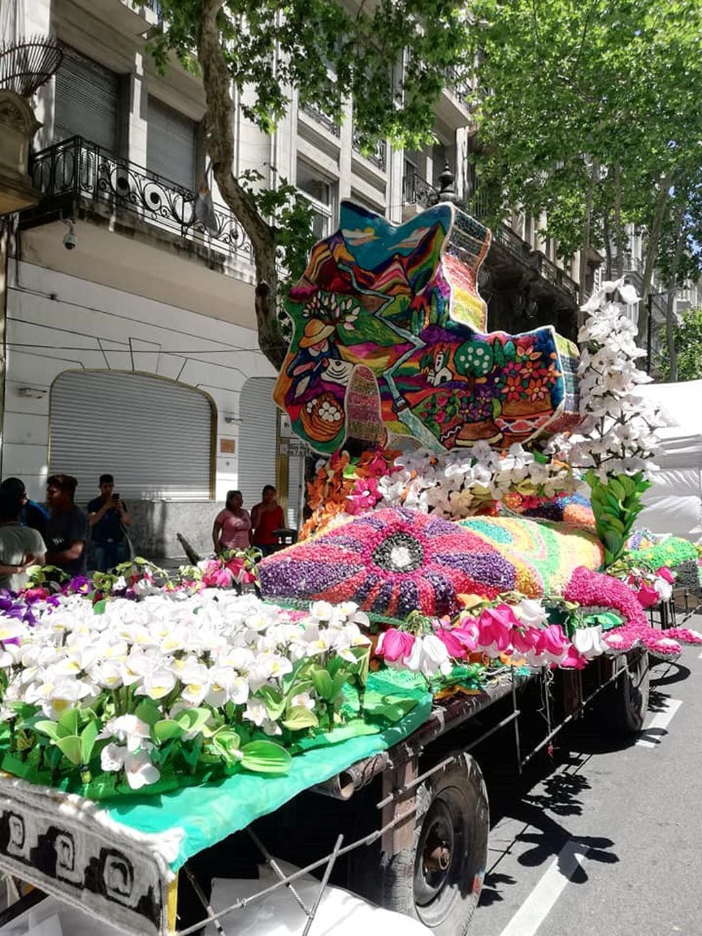 Carruaje de Secundario 50 de Santuario de Tres Pozos en Buenos Aires Celebra las Regiones