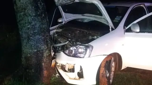 Un auto colisionó contra un árbol en Puerto Iguazú, dos mujeres resultaron con lesiones