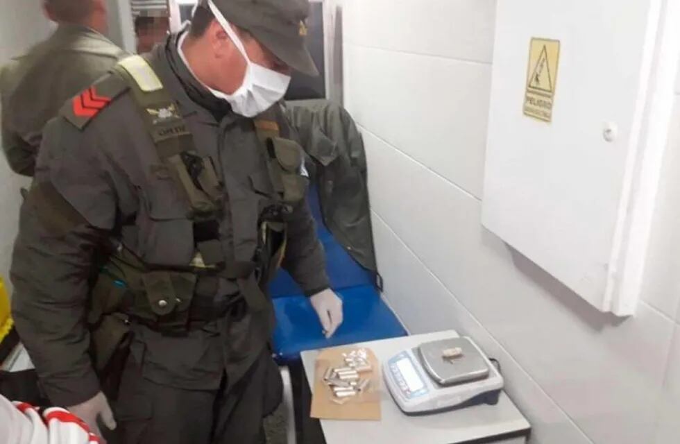 Escuadrón 55 de la provincia de Tucumán, detuvo a un sujeto que había ingerido 49 cápsulas de cocaína
