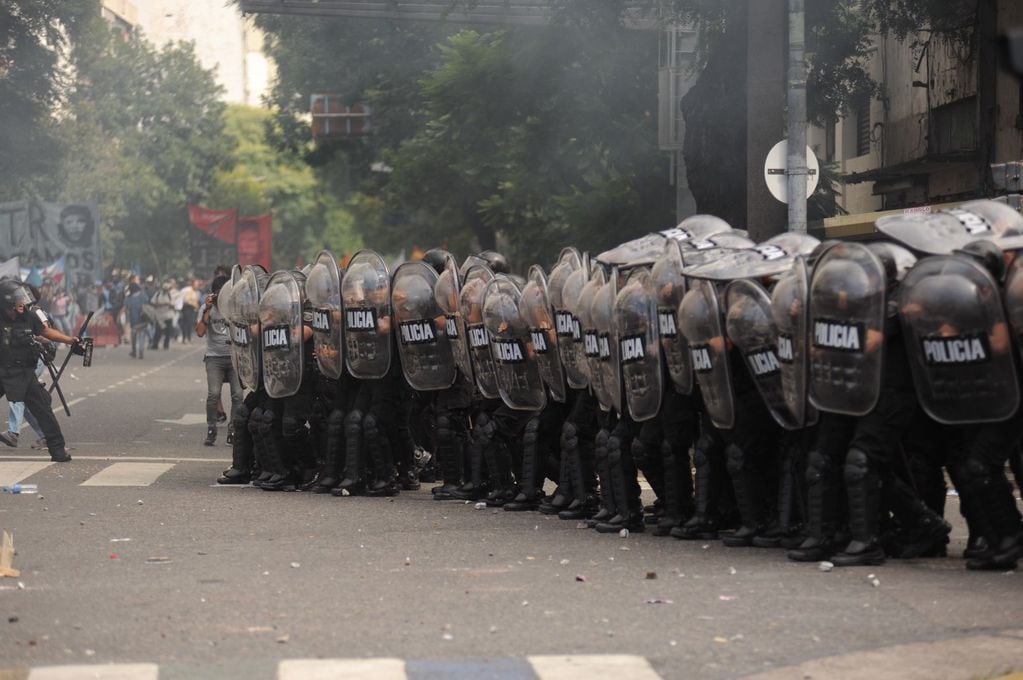 Los grupos de Izquierda se enfrentaron a los policías durante la sesión en Diputados. 