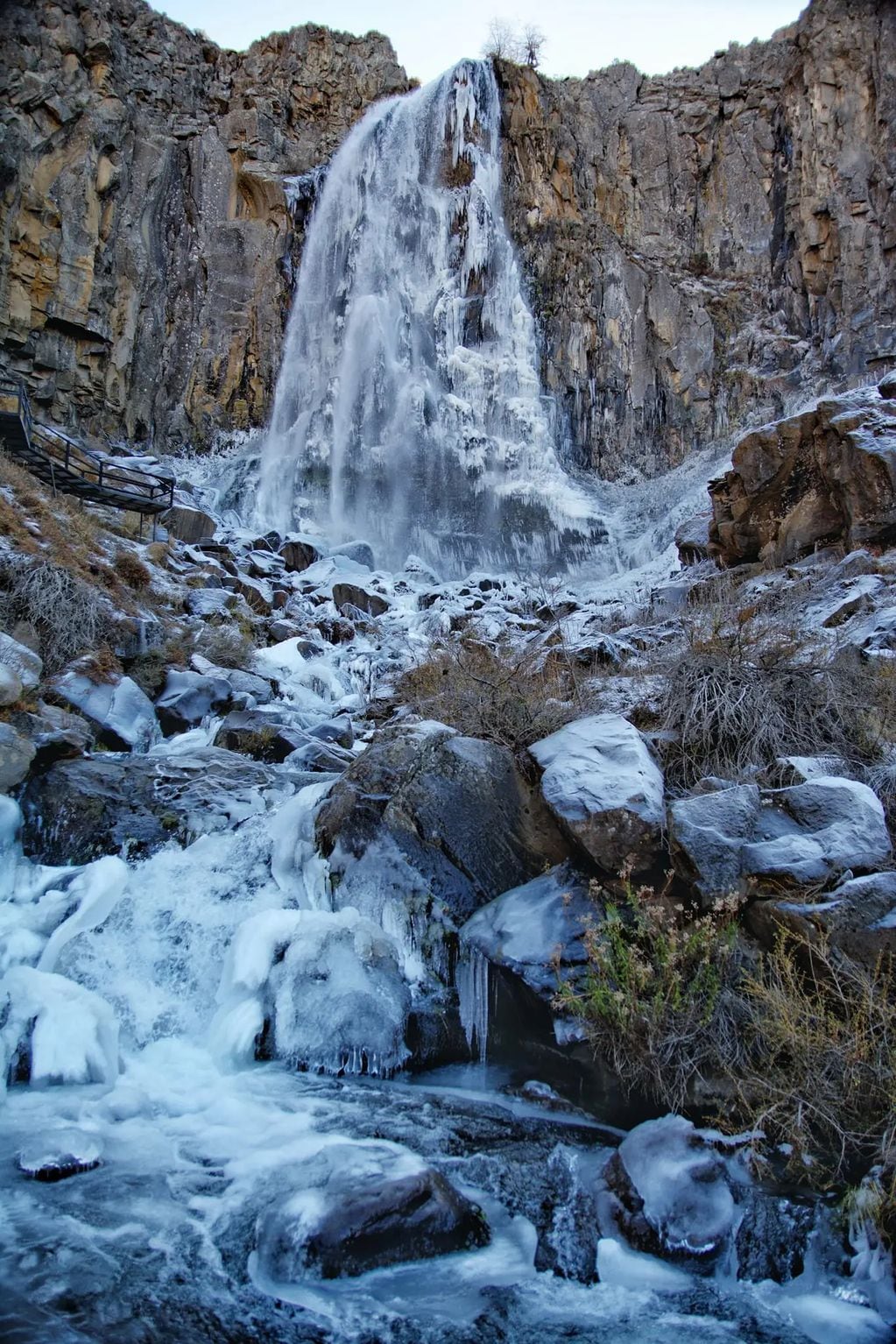 Debido a las bajas temperaturas la Cascada La Fragua se congeló.