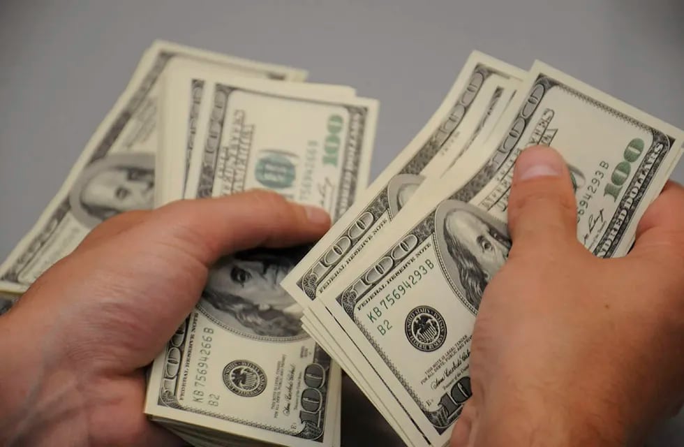 El dólar informal sigue cerca de los $500