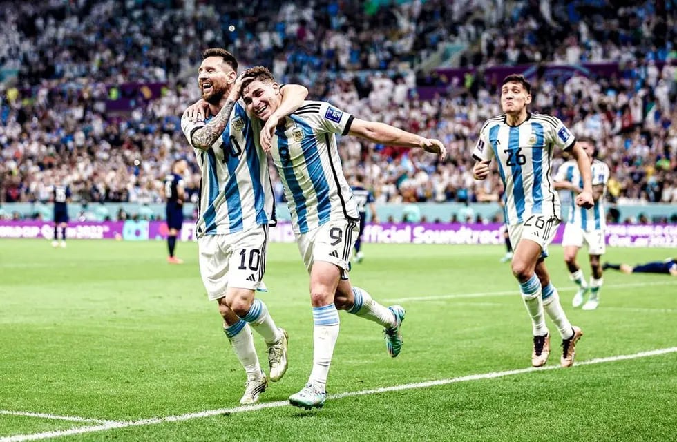 Julián Álvarez es saludado por Messi y atrás llega Nahuel Molina para sumarse al festejo